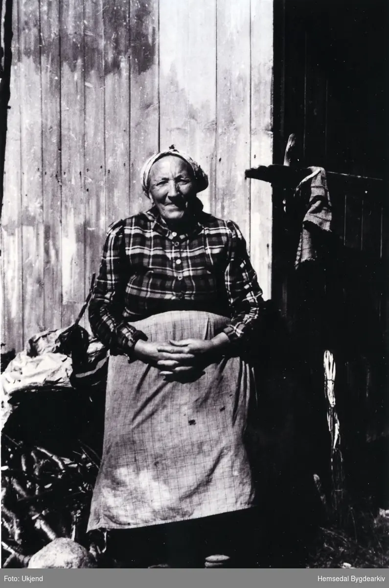 Guri Liheim (1873-1960)
Store Guri vart att åleine med 4 mindreårige born. Ho måtte ta teneste "uttafør" (utanfor bygda) om vinteren , om sumaren var ho onnejente.
