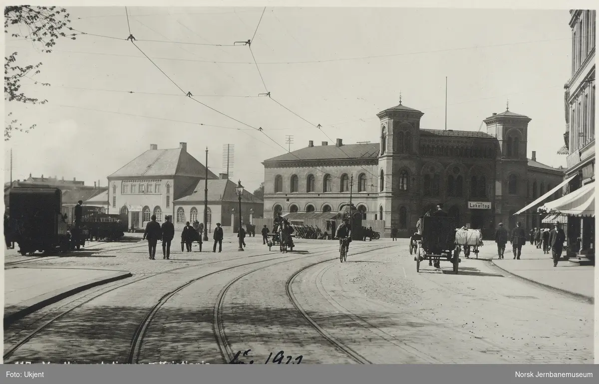 Vestbanestasjonen, bysiden
