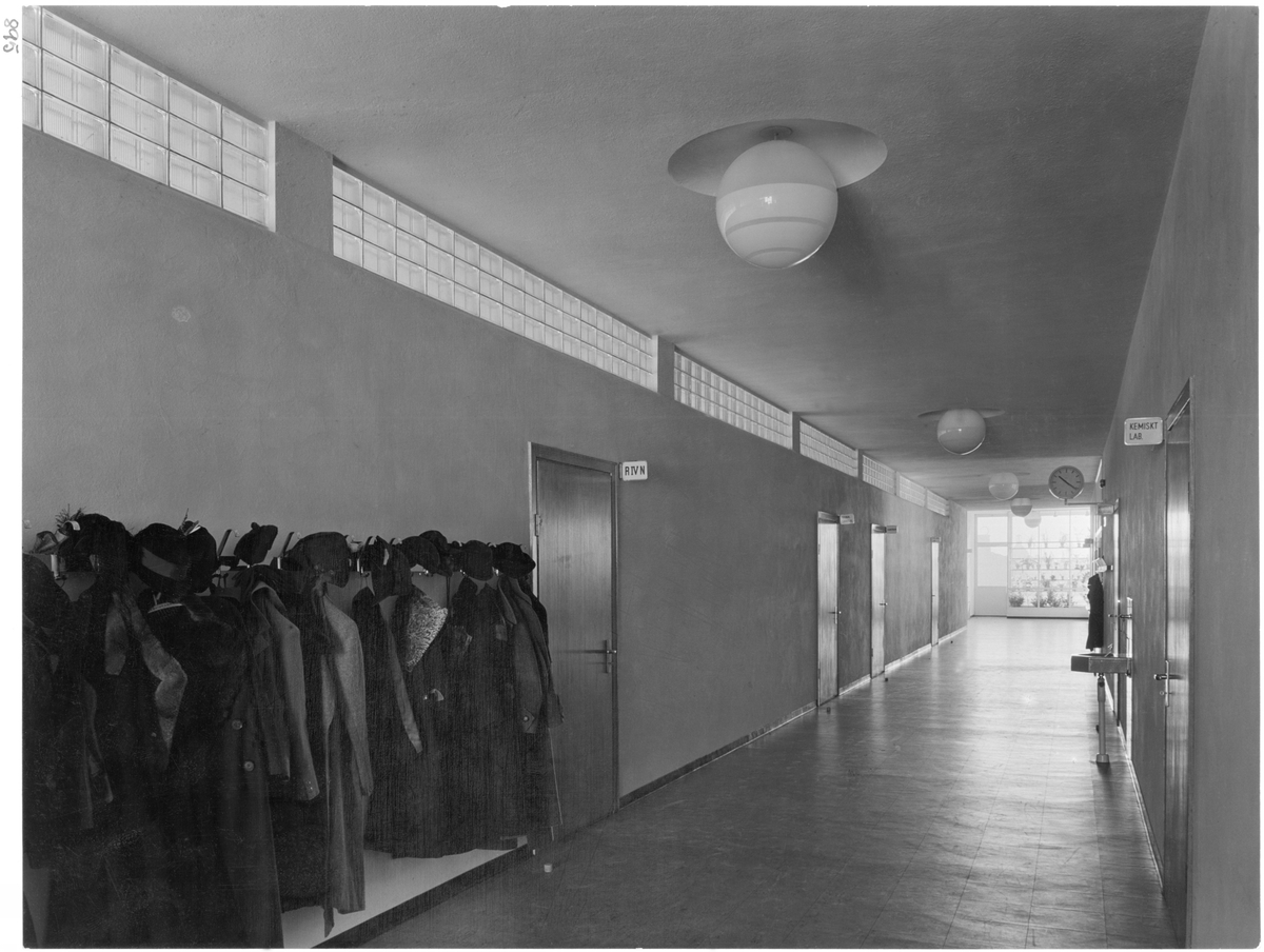 Lyceum för flickor (Östermalmsskolan)
Interiör Korriodor med kläder på klädhängare