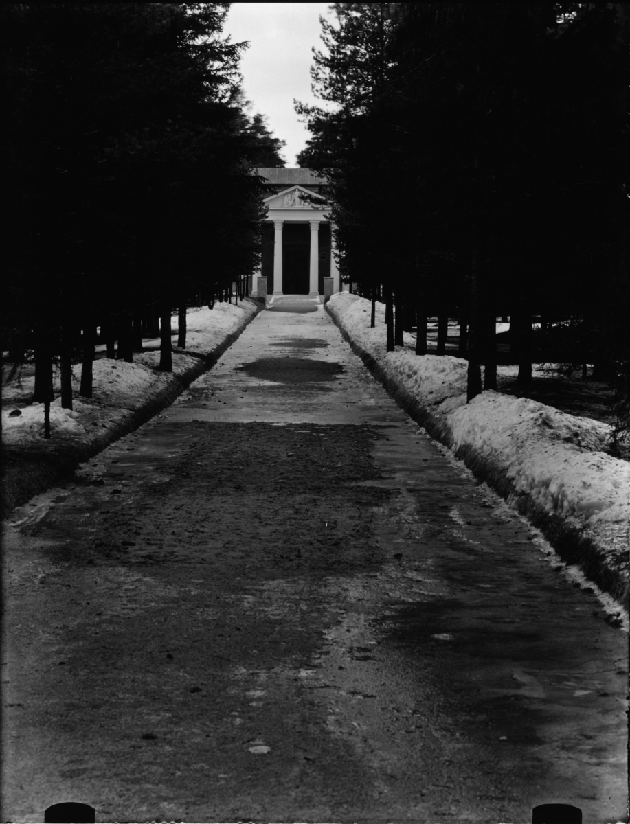 Skogskyrkogården
Uppståndelsekapellet,  exteriör, De sju brunnarnas väg mot entrén