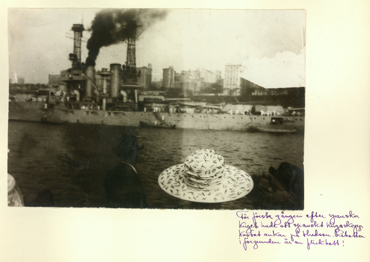 Ett spanskt krigsskepp har ankrat i Hudson River
Exteriör. Hatt i förgrunden. Skepp och byggnader i bakgrunden. Resebild ur Gunnar Asplunds samling.
