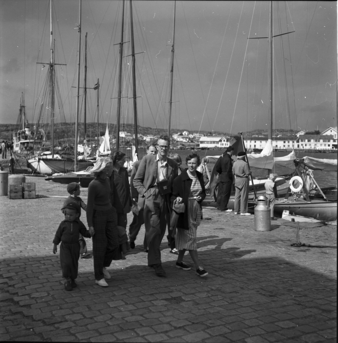 Gruppbild i hamnen med båtar i bakgrunden, Marstrand.