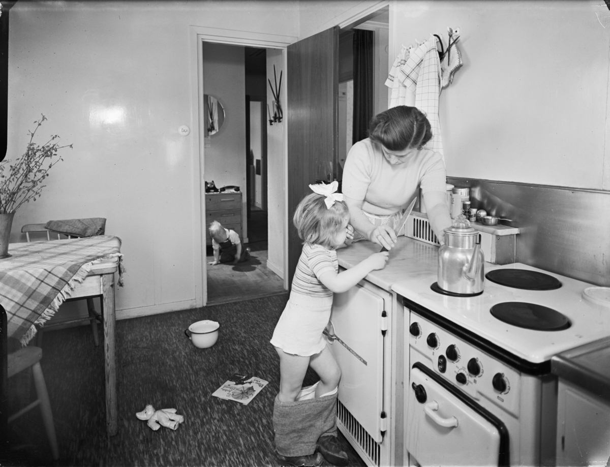 Reportage från Hemmens forskningsinstitut för tidningen Vi
Bildserie med en mamma och två barn kring faror i hemmet
Kök
Interiör