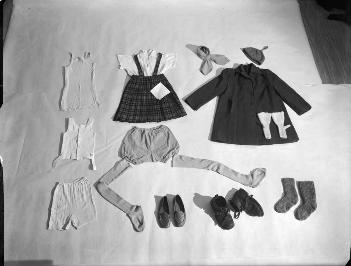 "Påklädning av en pojke", Djursholm
En uppsättning barnkläder utlagda på golvet