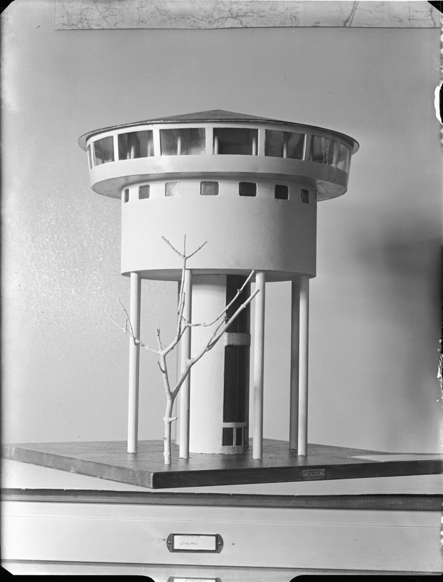 Modell föreställande vattentorn med restaurang
