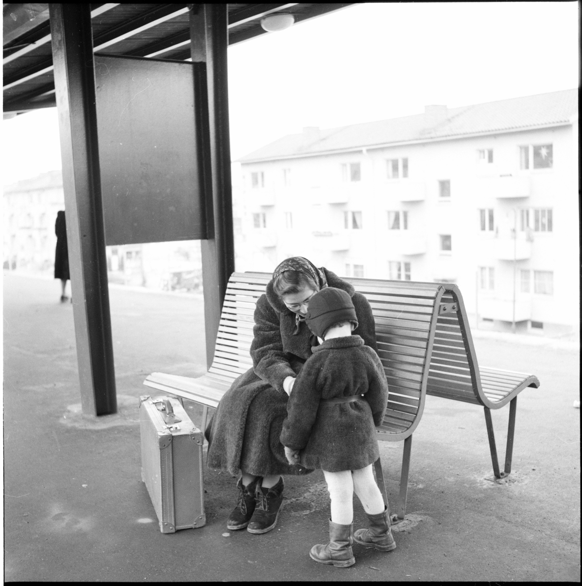 Västra tunnelbanan, Abrahamsbergs tunnelbanestation.
Tunnelbanebänk med kvinna och barn.