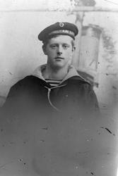 Studioportrett i halvfigur av en marinegast.