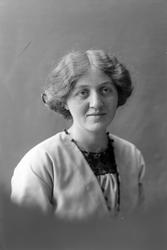 Studioportrett i halvfigur.