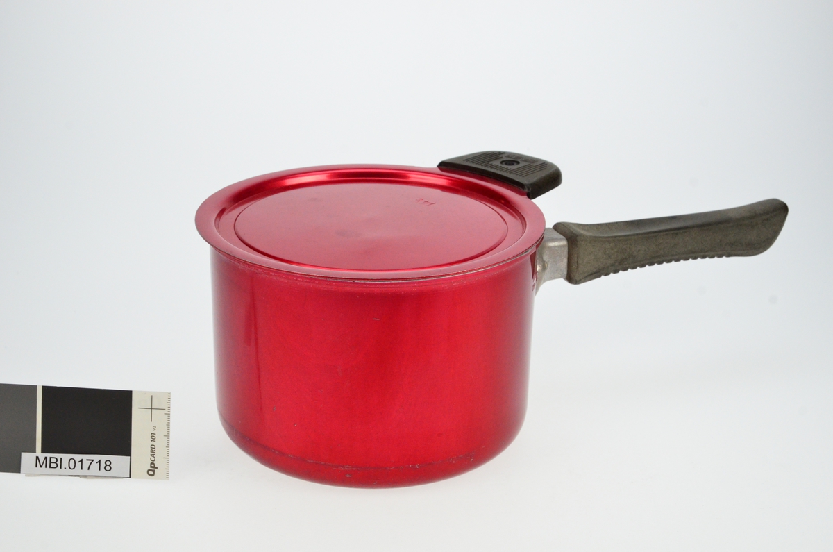 Rød eloksert  kasserolle med bakelittskaft og lokk.