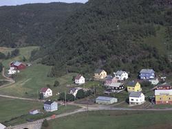 Flyfoto av Samamoa, med Kulseng gård til venstre og Bergseng