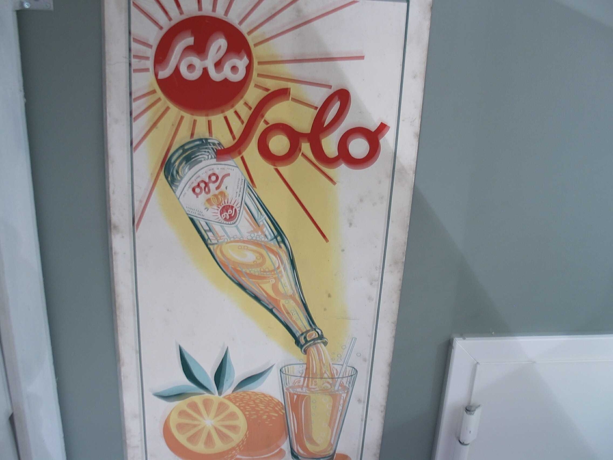 Reklameskilt som viser solo-brus som blir fylt opp i et glass med en "solo-sol" over.