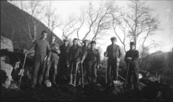 Gruppebilde av veiarbeidere, tatt i forbindelse med bygging 