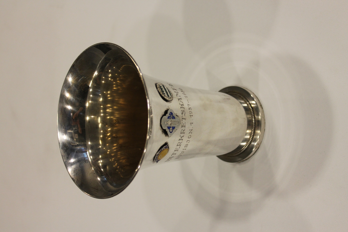 Pokal i sølv
Logo: D.O.F.K, Oslo Fotabllkrets og Østfold fotballkrets