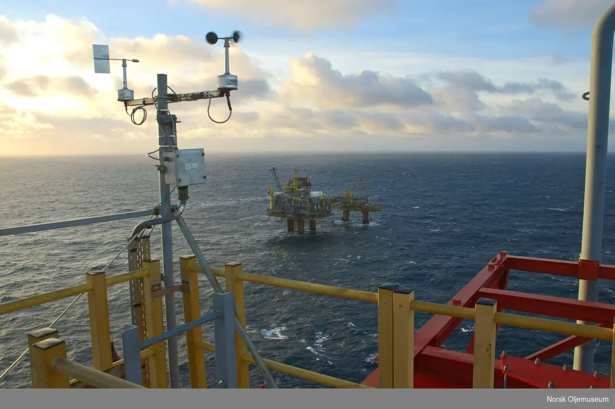 Utsikt  mot Friggkomplekset fra toppen av Maersk Inovator.
Vindmåler i forgrunn.
 