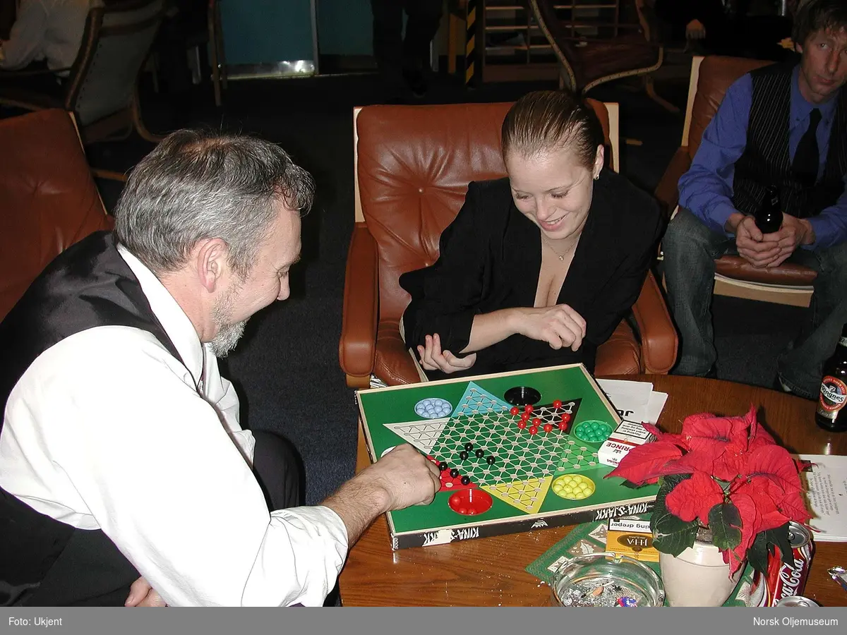 Julefeiring på QP i 2004. To personer spiller kinasjakk.