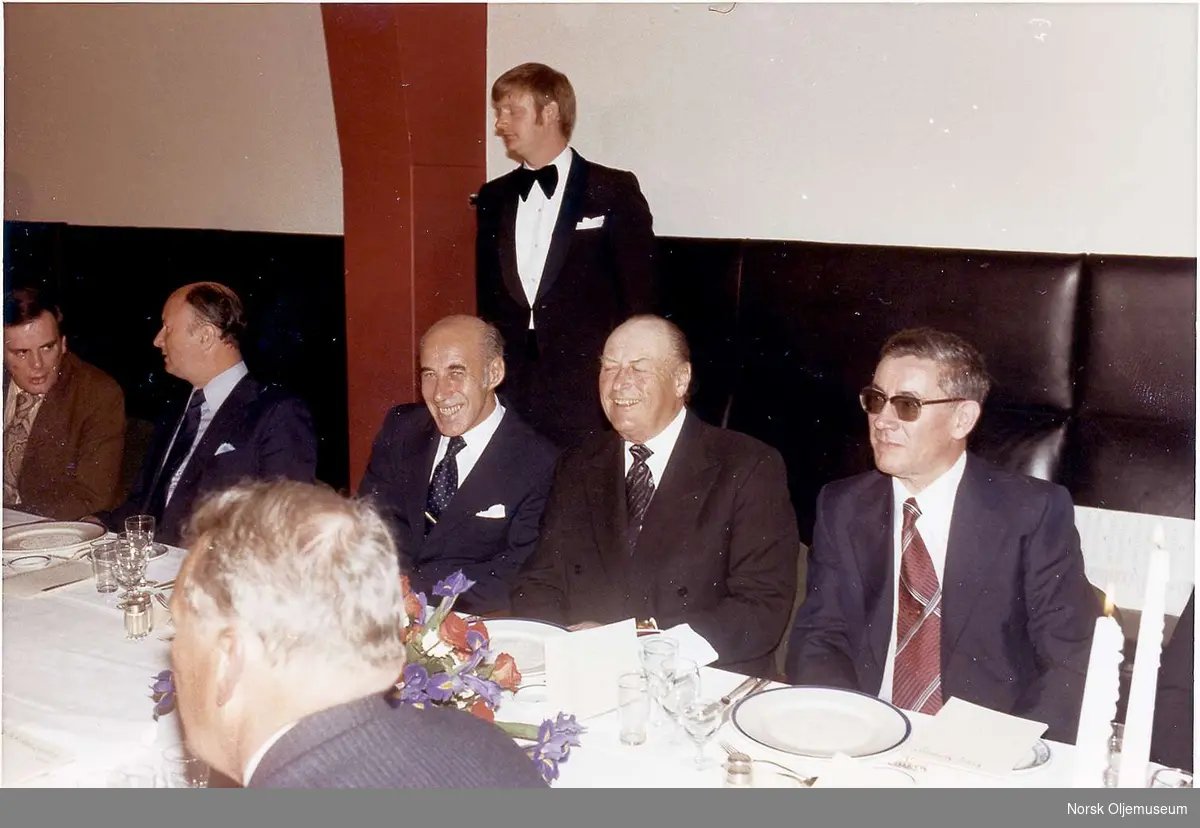 Kong Olav V på Hotel Atlantic i anledning åpningen av Friggfeltet i 1978.  Guttorm Hansen til venstre for kongen.