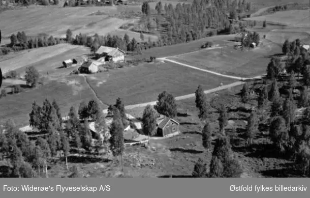 Flyfoto fra Rømskog. Bjørkli 71/19 (i forgrunnen), tilvenstre bak ...