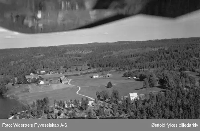 Bøen mellom 75/2, vestre 75/5, søndre 75/11 (fra venstre), i bakgrunnen Bøen østre 75/8. Flyfoto fra Rømskog.