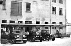 Fredrikstad Aktiemeieri 1938.
"Utekspedering". Lasterampe p