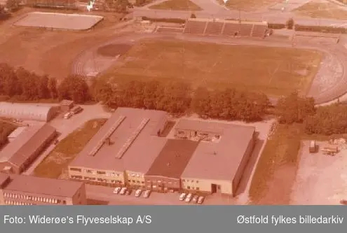 fabrikk, vei, biler, grøntannlegg, Møller-Coates A/S, Melløs, stadion, 