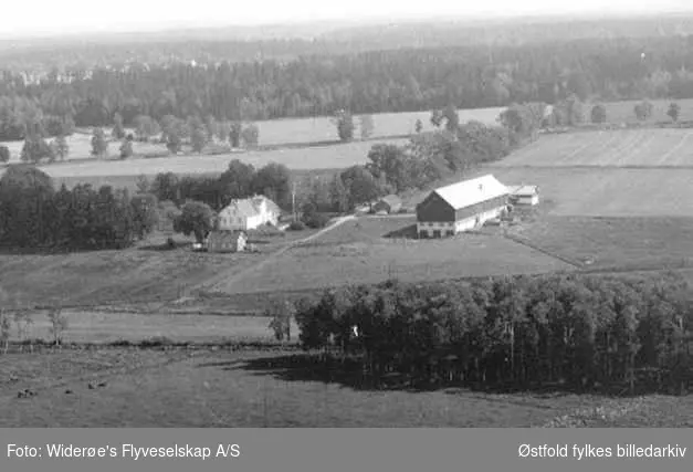Oversiktsbilde over Gipsund gård i Rygge. Bilde er tatt fra syd og jernbanen nordover ses oppe i venstre hjørne