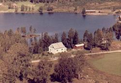 bolighus, skråfoto, garasje, vann,