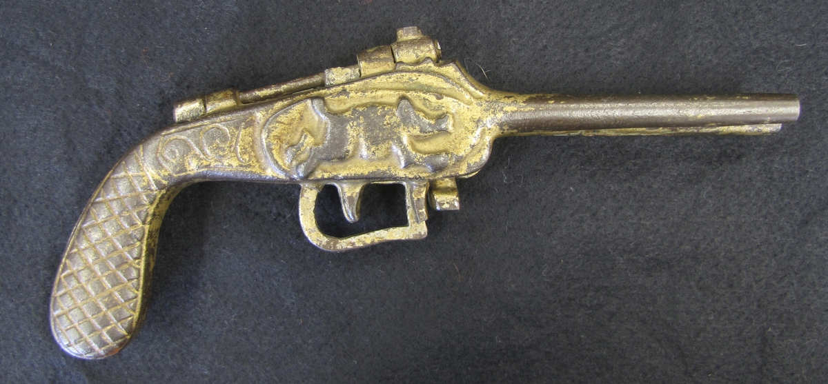 En stövelknekt i form av en dubbelpipig pistol. "Pistolen" viks upp och ett stödben fälls ut för att bli en stövelknekt.