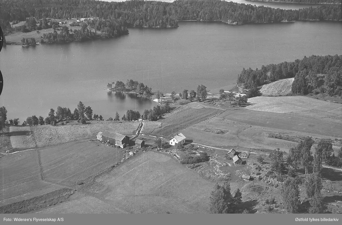 Skråfoto fra gården Gråbølsneset søndre i Marker, 6. august 1953.