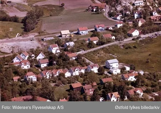 Flyfoto av Bede 1962 i Skjeberg.