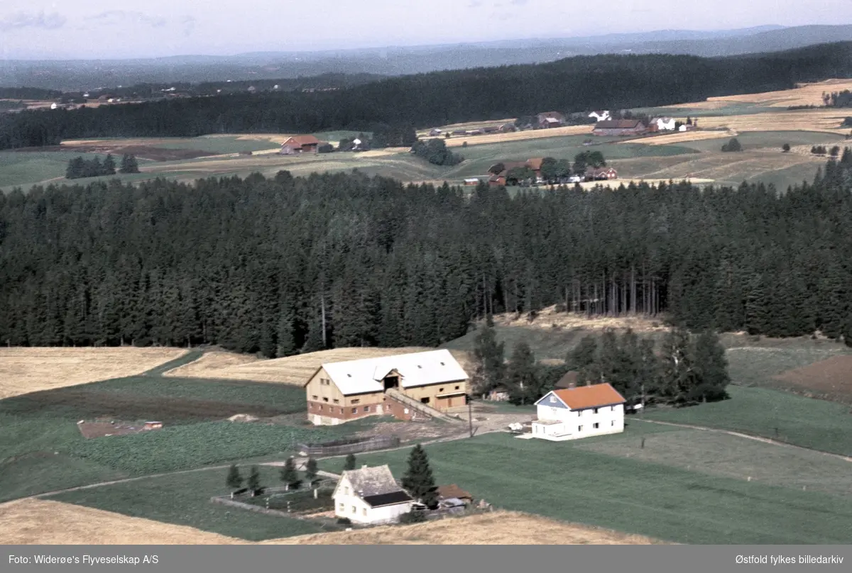Flyfoto av gården Kontra i Rakkestad.