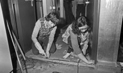 To damer er i arbeid med rengjøring i boligmodulen på Statfj