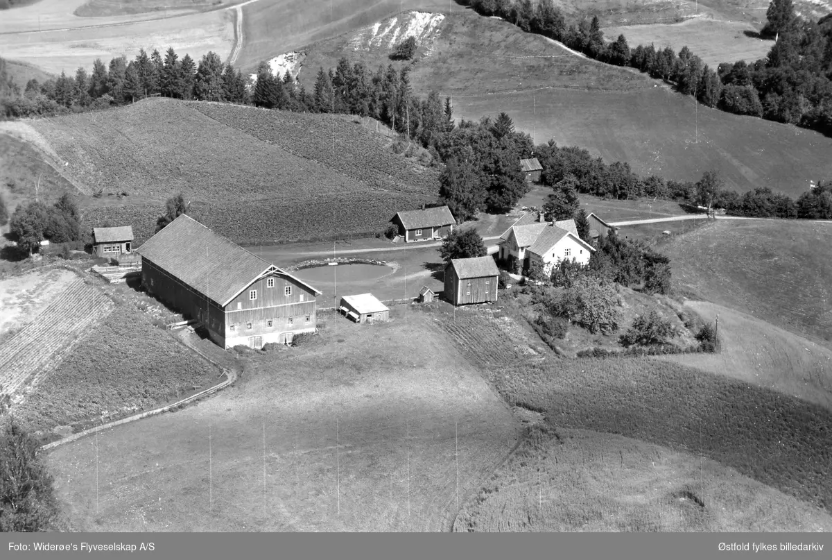 Flyfoto av Elsnes gård i Eidsberg 1950. Skjul, bryggerhus, hønsehus.