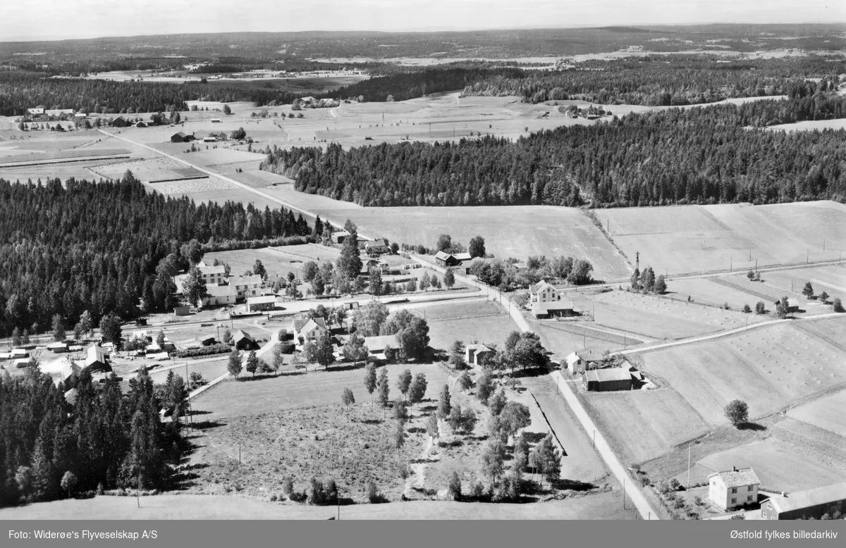 Flyfoto av gården Heia (jernbane)stasjon i Eidsberg 1951. Oversiktsbilde.