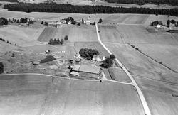 Gården Melleby i Eidsberg, flyfoto 4. august  1951.