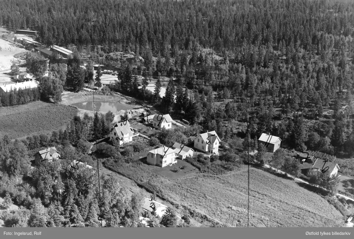 Boligstrøk i Mysen i Eidsberg, flyfoto 20. august 1953. En huseier ...