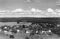 Eidsberg jernbanestasjon  flyfoto 1956, omkringliggende beby