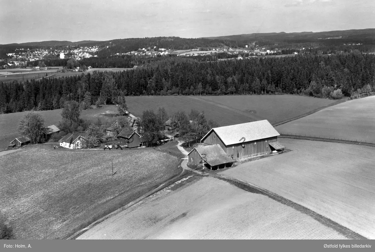 Gården Duserud  i Eidsberg, flyfoto fra 27. mai 1957.