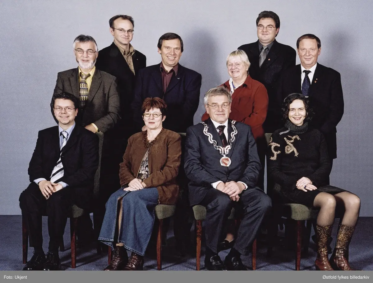 Fylkesutvalget i Østfold 2004-2007.

Første rad: 
Ulf Leirstein
Bente Holm Sælid (Sp)
Arne Øren (Ap) fylkesordfører
Irene Johansen

Andre rad: 
Atle Haga (fylkesrådmann)
Andreas Lervik (Ap)
Jon Gåsvatn (FrP)
Ingrid Willoch (H)
Rune Fredriksen(KrF)
Svein Christoffersen (fylkesvaraordfører)