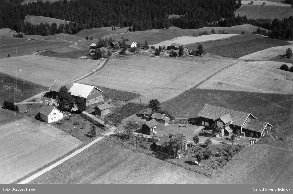 Finsrud gård  i Skiptvet, flyfoto 17. august 1949.