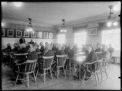 Formannskapsmøte, gruppe sittende i stoler, rekkevis, Portre