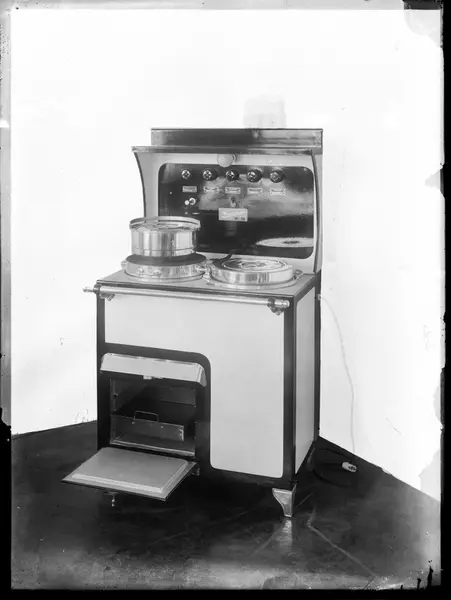 Sarpsborgkomfyren, reklameopptak. Komfyr med magasin.