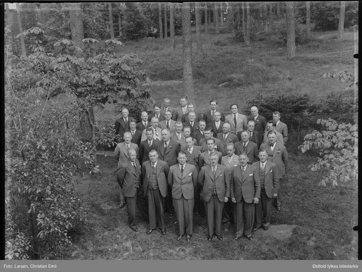 Ukjent gruppe menn fotografert utendørs på ukjent sted i Sarpsborg-distriktet. Datert 1939-40.