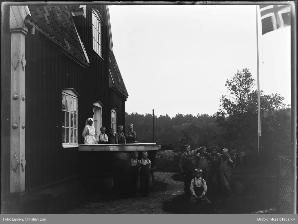 Barnehjemmet i Sponvika ved Halden. 1930. Ukjent  gruppe.
Holdt til i Knivsø herregård fra 1939 til ut på 1970-tallet. Stemmer dette?