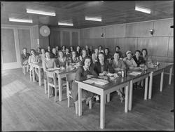 Kursdeltakere fotografer inne, kvinner,  i 1947-48. Feriehje