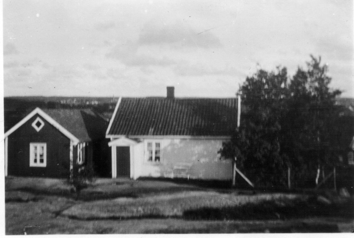 På Rolvsøy mellom Fredrikstad og Sarpsborg bodde under 1930- og 1950-tallet et antall romanifamilier. Familiene kjøpte husene og hadde dem som sin faste bopel på vinteren.

På Rolvsøy mellan Fredrikstad och Sarpsborg bodde under 1930-50-talen ett antal resandefamiljer. Familjerna köpte husen och hade dem som sin fast bostad under vintrarna.