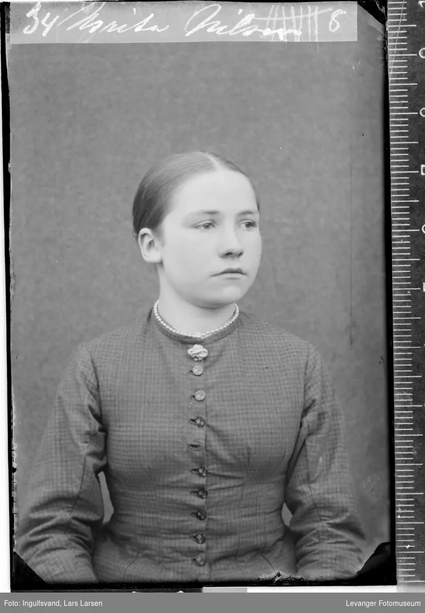 Portrett av ung kvinne.