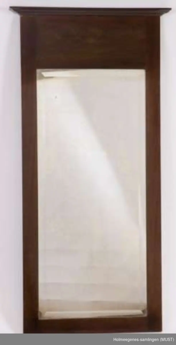 Speil med ramme av brunbeiset bøk. Konsoll på toppen.