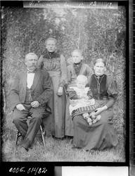 Gruppebilde av en mann, en kvinne og tre barn.