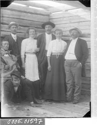 Gruppebilde av fem menn og to kvinner.