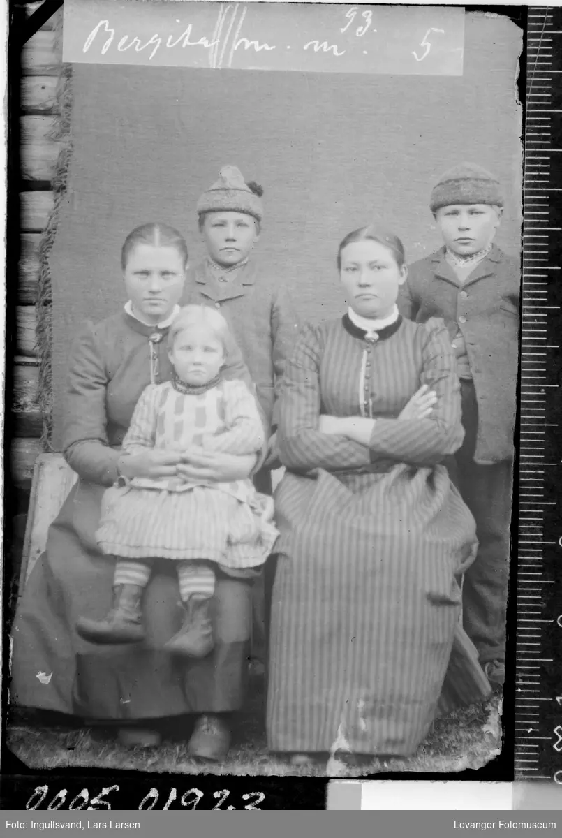 Gruppebilde av to kvinner og tre barn.